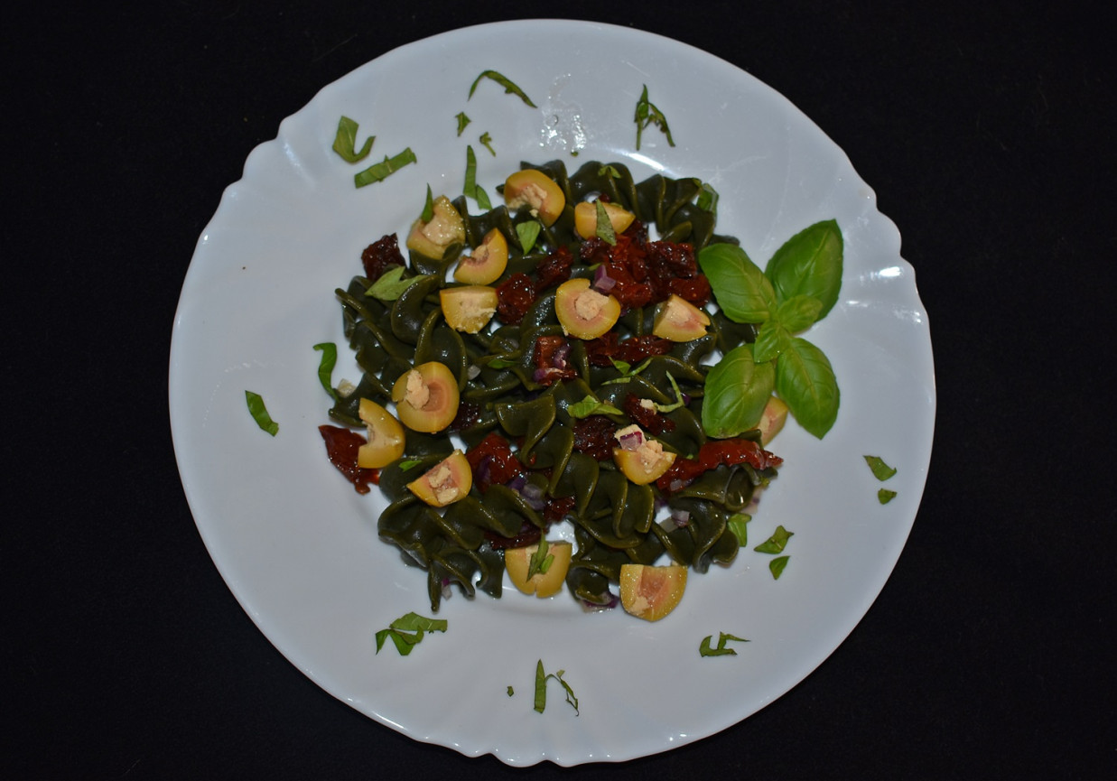 Makaron z oliwkami, suszonymi pomidorami i bazylią foto