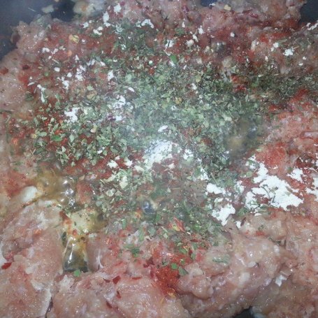 Krok 2 - Makaron z  papryką i mięsem mielonym . foto