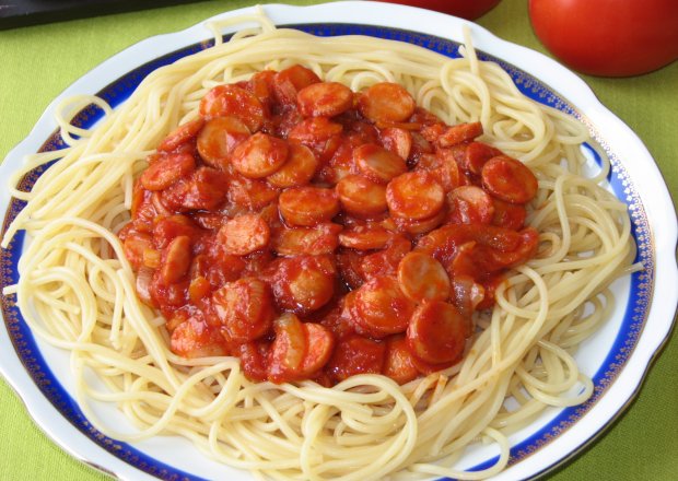 Fotografia przedstawiająca Makaron z parówkami w sosie pomidorowym