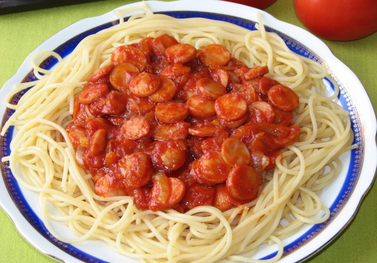 Makaron z parówkami w sosie pomidorowym foto