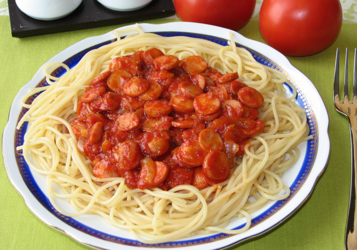 Makaron z parówkami w sosie pomidorowym foto