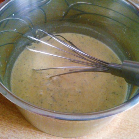 Krok 2 - Makaron z parówkami w sosie serowym. foto