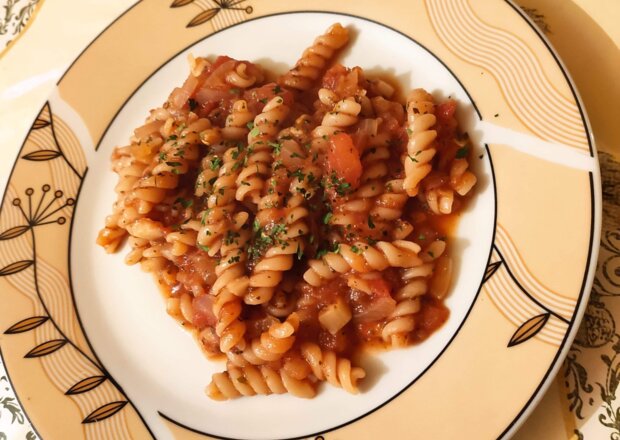 Fotografia przedstawiająca Makaron z passatą i pomidorami
