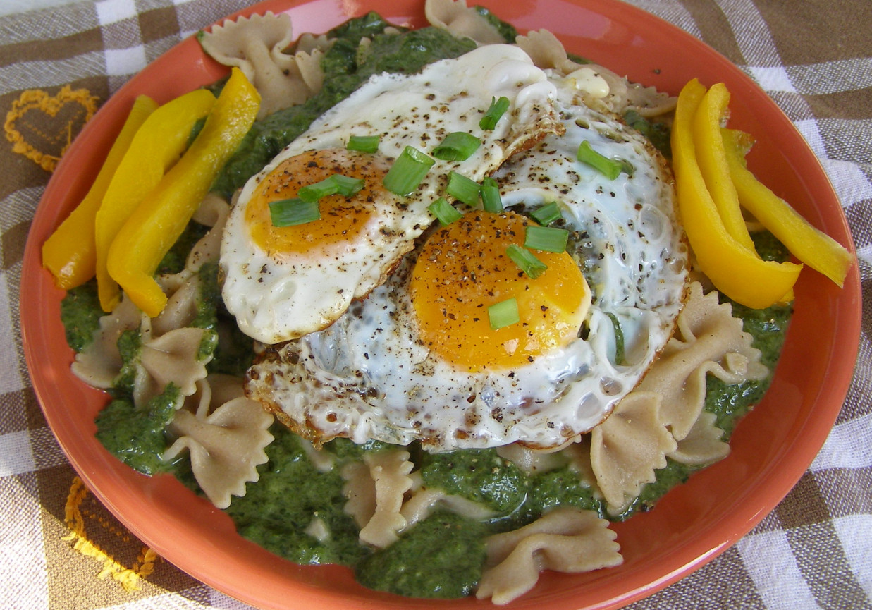 makaron z pełnego ziarna z jajkami sadzonymi z sosem szpinakowym na jogurcie...  foto