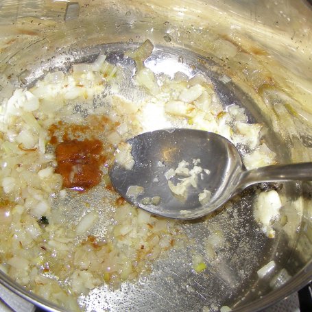 Krok 1 - makaron z pełnego ziarna z jajkami sadzonymi z sosem szpinakowym na jogurcie...  foto
