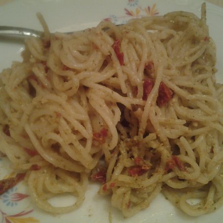 Krok 3 - Makaron z pesto i suszonymi pomidorami. foto