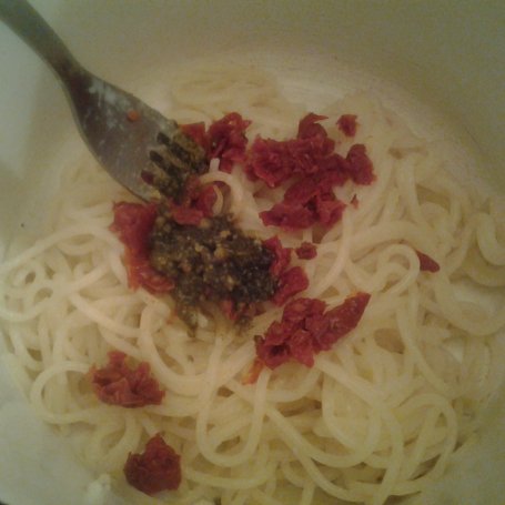 Krok 2 - Makaron z pesto i suszonymi pomidorami. foto