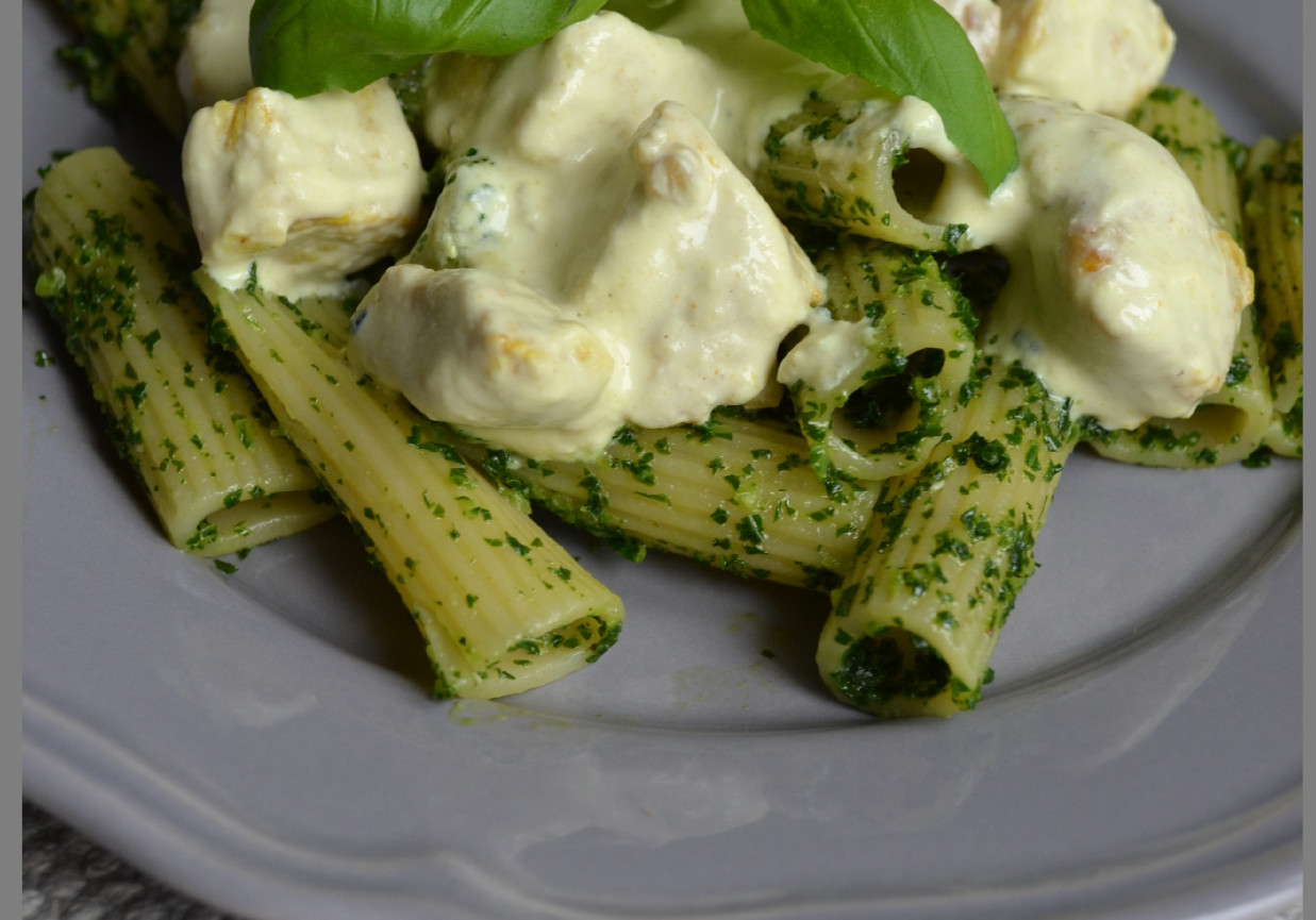 Makaron z pesto jarmużowoorzechowym, kurczakiem w sosie śmietanowym