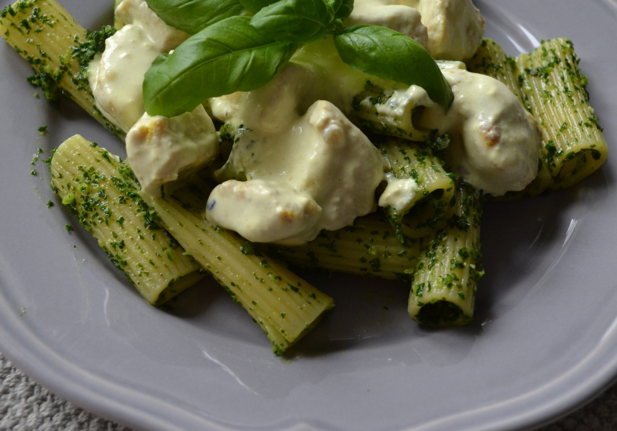 Makaron z pesto jarmużowoorzechowym, kurczakiem w sosie śmietanowym