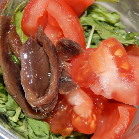Krok 1 - Makaron z pesto z rukoli, anchois i pomidorów foto