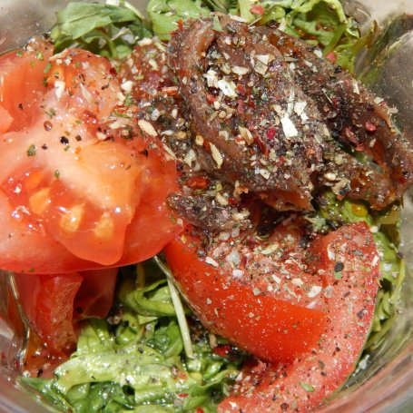 Krok 2 - Makaron z pesto z rukoli, anchois i pomidorów foto