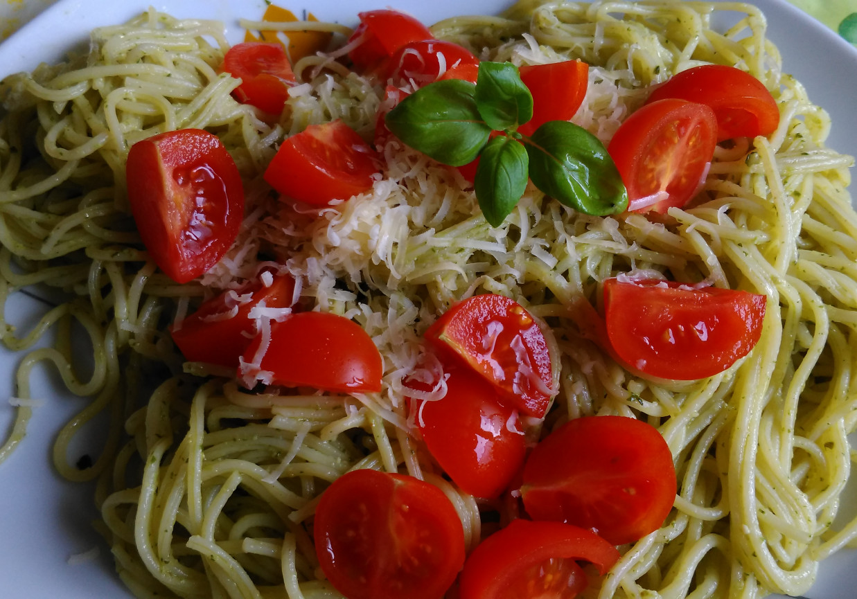 makaron z pesto z rzodkiewki foto