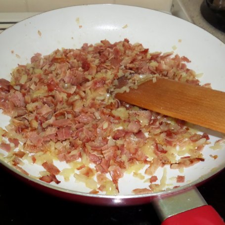 Krok 2 - Makaron z pieczarkami i boczkiem w sosie serowym foto