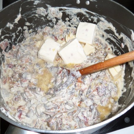 Krok 4 - Makaron z pieczarkami i boczkiem w sosie serowym foto