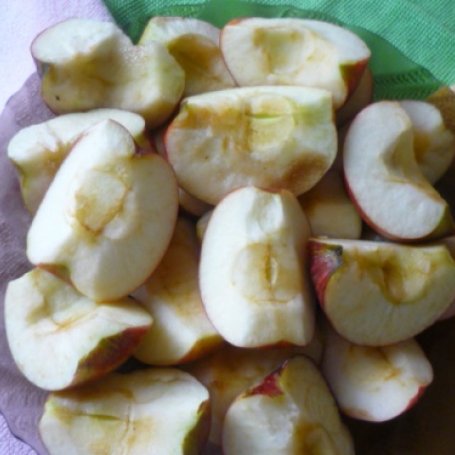 Krok 2 - makaron z pieczonym jabłkiem, sosem cukiniowym i suszoną aronią foto