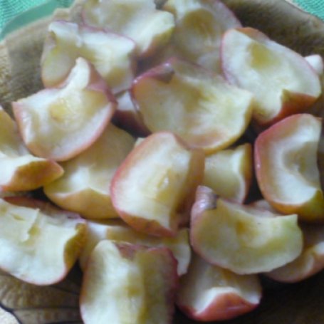 Krok 4 - makaron z pieczonym jabłkiem, sosem cukiniowym i suszoną aronią foto