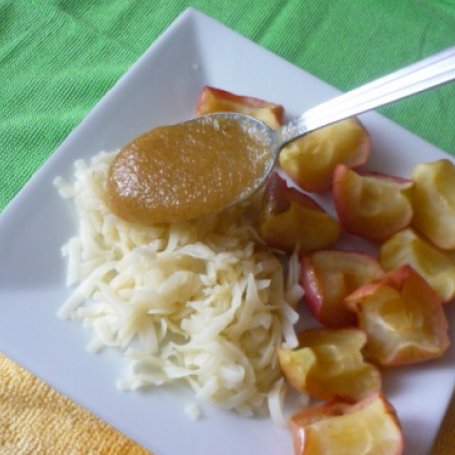 Krok 7 - makaron z pieczonym jabłkiem, sosem cukiniowym i suszoną aronią foto