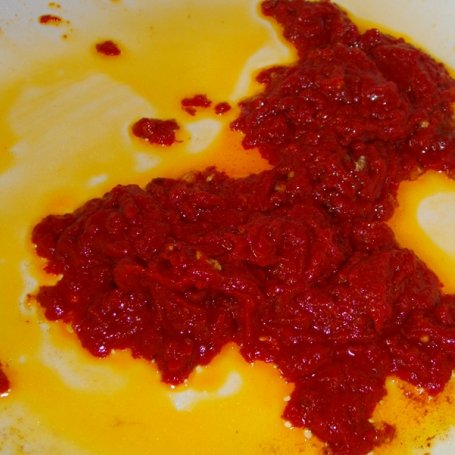 Krok 2 - Makaron z pomidorami i lubczykiem foto