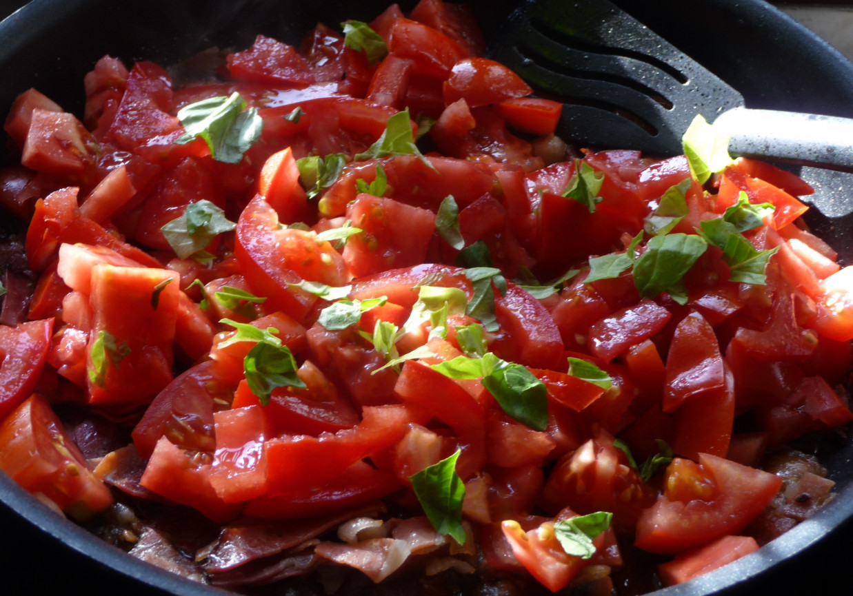 Makaron z pomidorami i szynką szwarcwaldzką foto