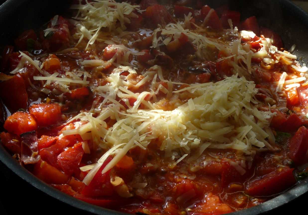 Makaron z pomidorami i szynką szwarcwaldzką foto