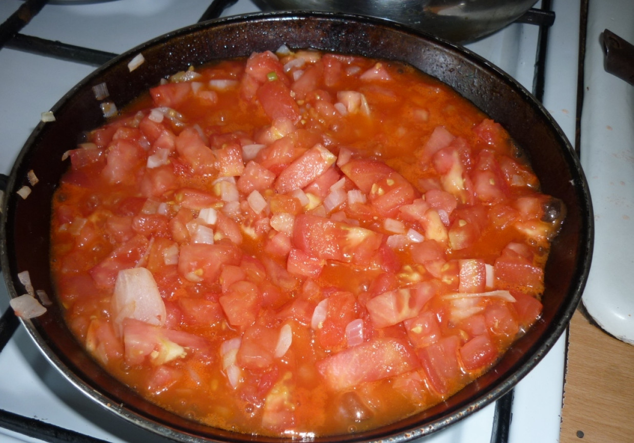 makaron z pomidorami i ziołami foto