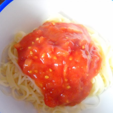 Krok 4 - Makaron z pomidorami na szybko foto