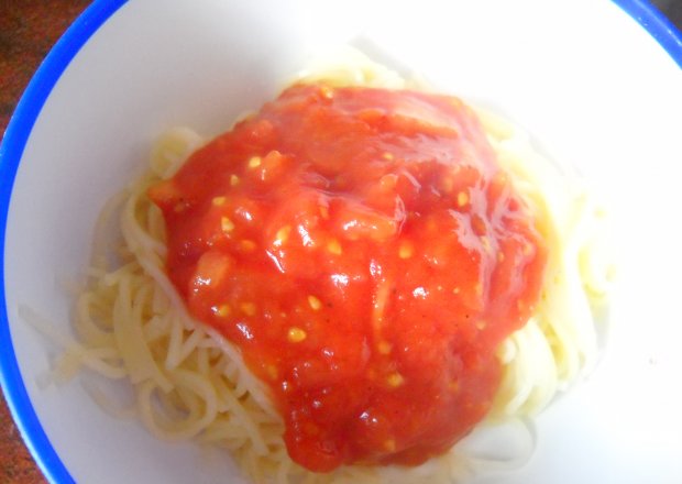 Fotografia przedstawiająca Makaron z pomidorami na szybko