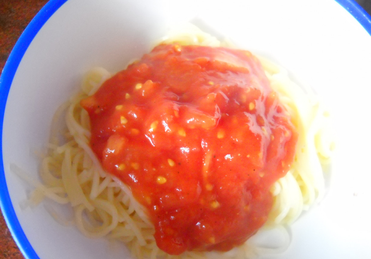 Makaron z pomidorami na szybko foto