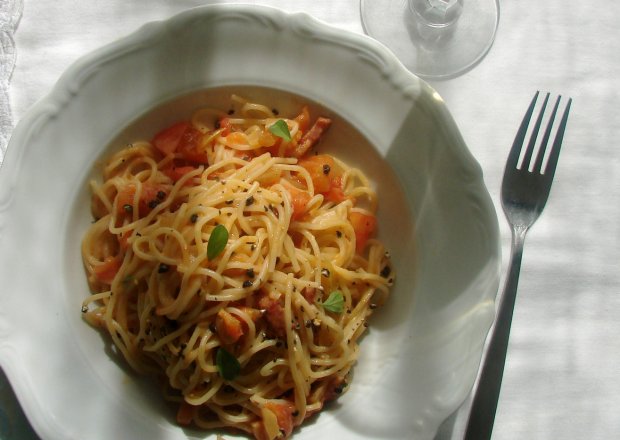 Fotografia przedstawiająca Makaron z pomidorami, pancettą i majerankiem