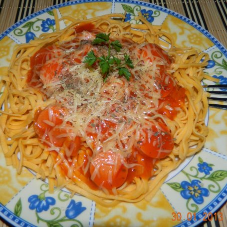Krok 3 - Makaron z pomidorami w sosie parówkowym foto