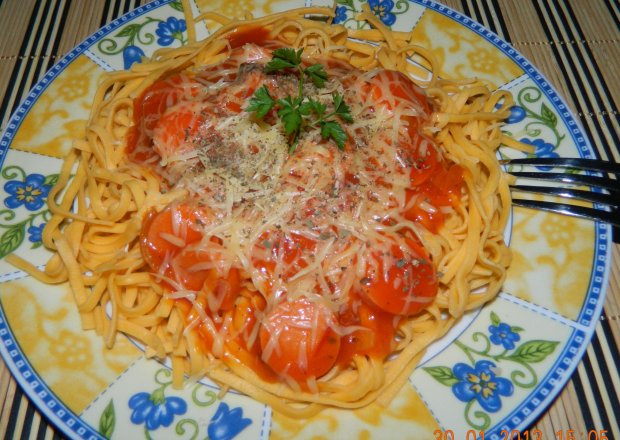 Fotografia przedstawiająca Makaron z pomidorami w sosie parówkowym