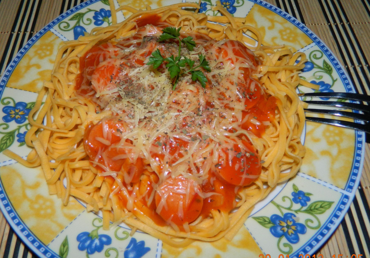 Makaron z pomidorami w sosie parówkowym foto