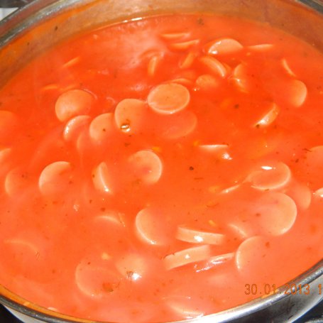 Krok 2 - Makaron z pomidorami w sosie parówkowym foto