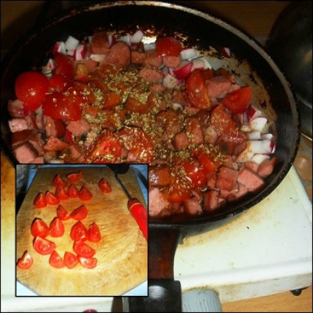 Krok 3 - Makaron z pomidorkami i rzodkiewką foto