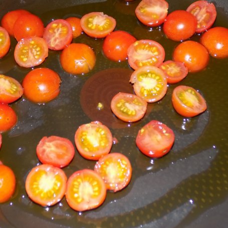 Krok 1 - Makaron z pomidorkami foto