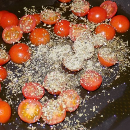Krok 2 - Makaron z pomidorkami foto
