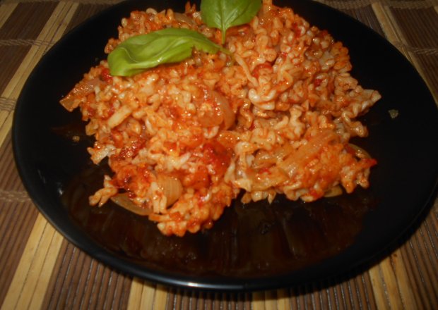 Fotografia przedstawiająca Makaron z pomidorowo-cebulowym sosem