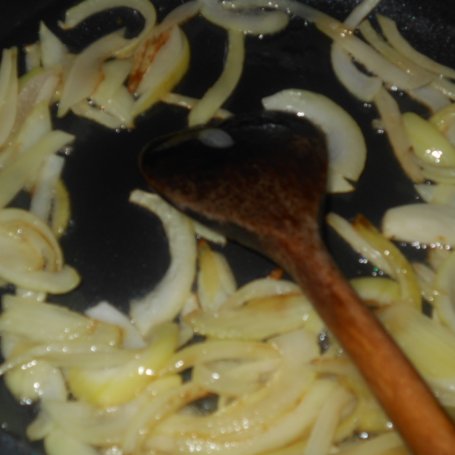 Krok 2 - Makaron z pomidorowo-cebulowym sosem foto
