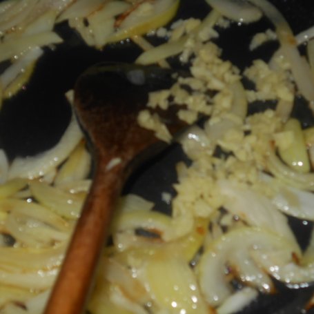 Krok 3 - Makaron z pomidorowo-cebulowym sosem foto