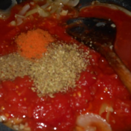 Krok 4 - Makaron z pomidorowo-cebulowym sosem foto