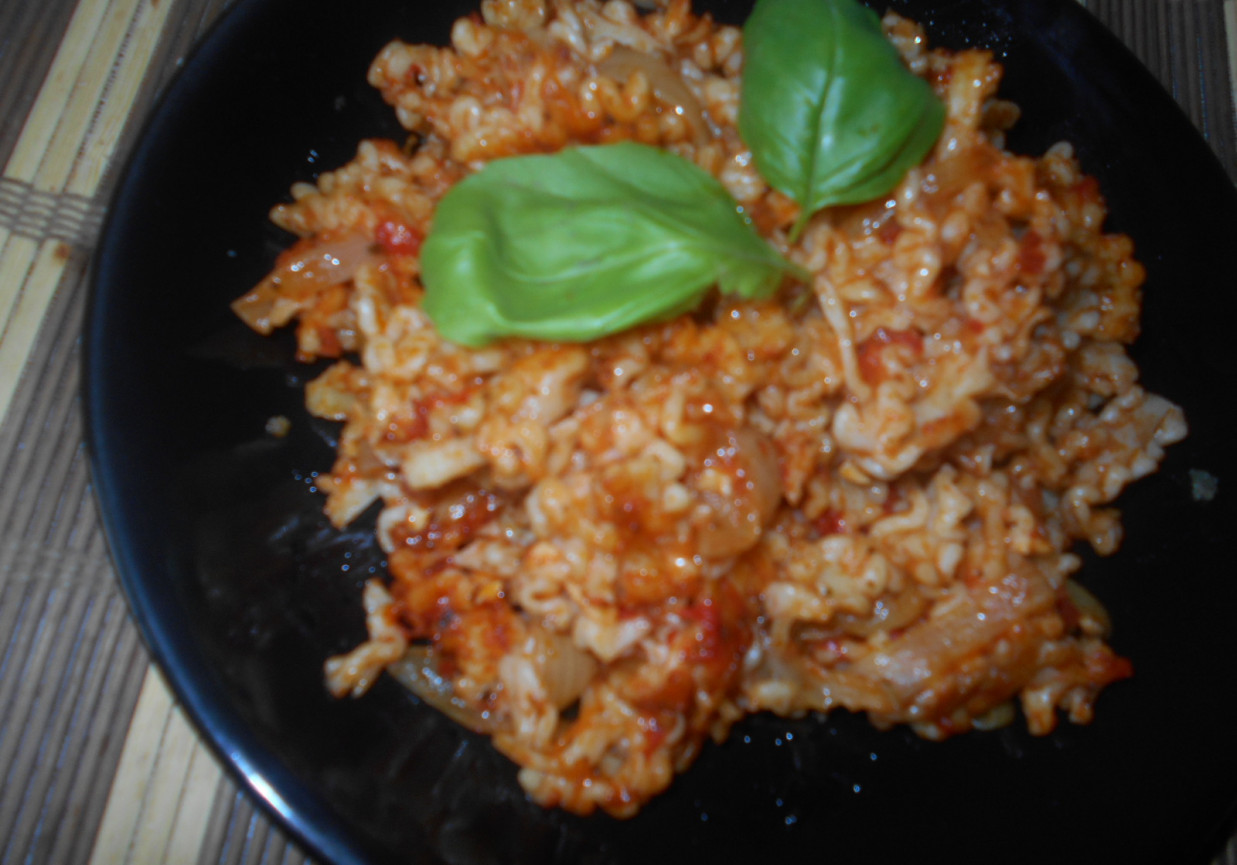 Makaron z pomidorowo-cebulowym sosem foto
