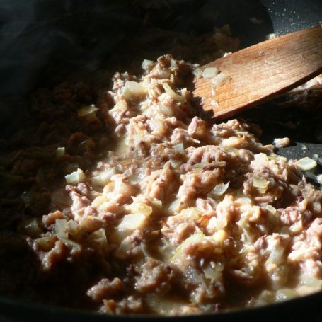 Krok 1 - Makaron z pomidorowym sosem z tuńczykiem i kukurydzą foto