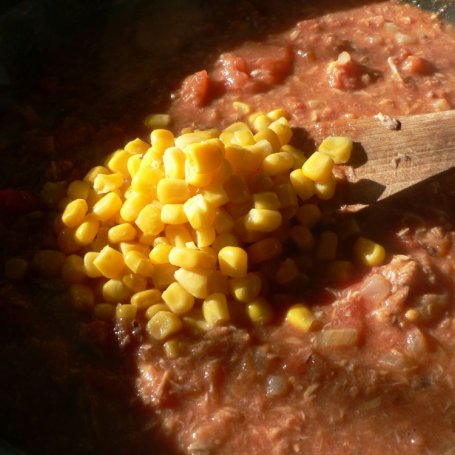 Krok 2 - Makaron z pomidorowym sosem z tuńczykiem i kukurydzą foto