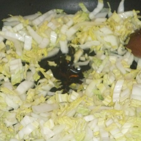 Krok 2 - Makaron z przesmażoną kapustą pekińską, prażonym  słonecznikiem i zółtym serem foto