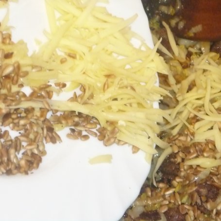 Krok 4 - Makaron z przesmażoną kapustą pekińską, prażonym  słonecznikiem i zółtym serem foto