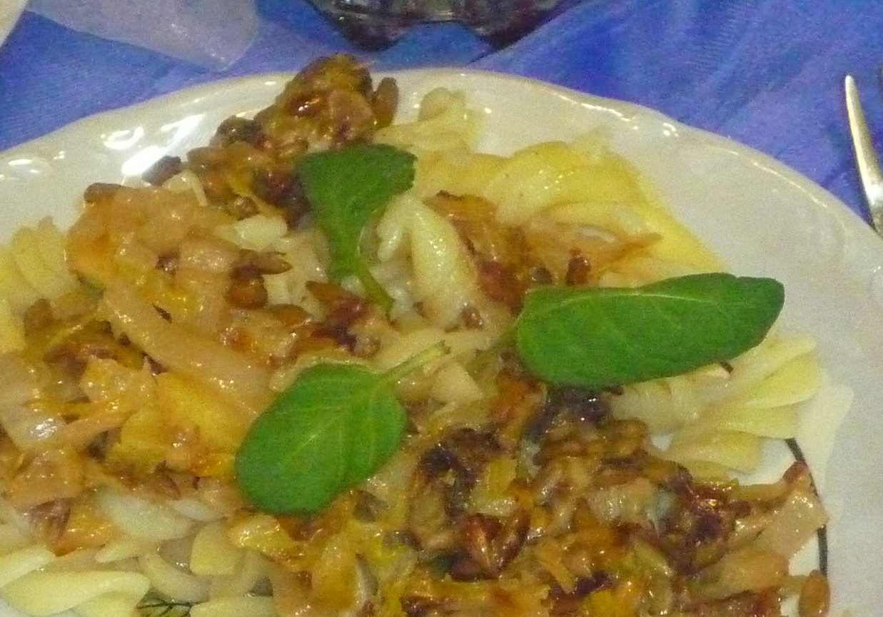 Makaron z przesmażoną kapustą pekińską, prażonym  słonecznikiem i zółtym serem foto