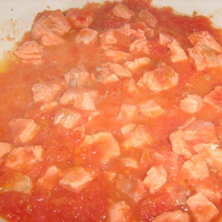 Krok 2 - makaron z pstrągiem łososiowym i pomidorami foto