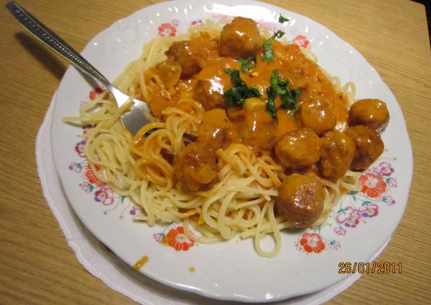 Fotografia przedstawiająca Makaron z pulpecikami i sosem pomidorowym