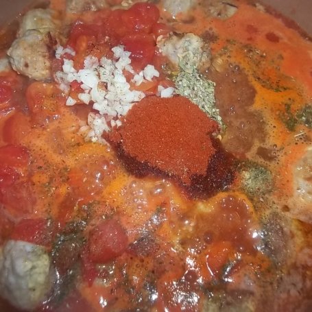 Krok 3 - Makaron z pulpecikami w sosie pomidorowym foto