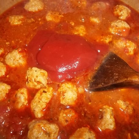 Krok 4 - Makaron z pulpecikami w sosie pomidorowym foto